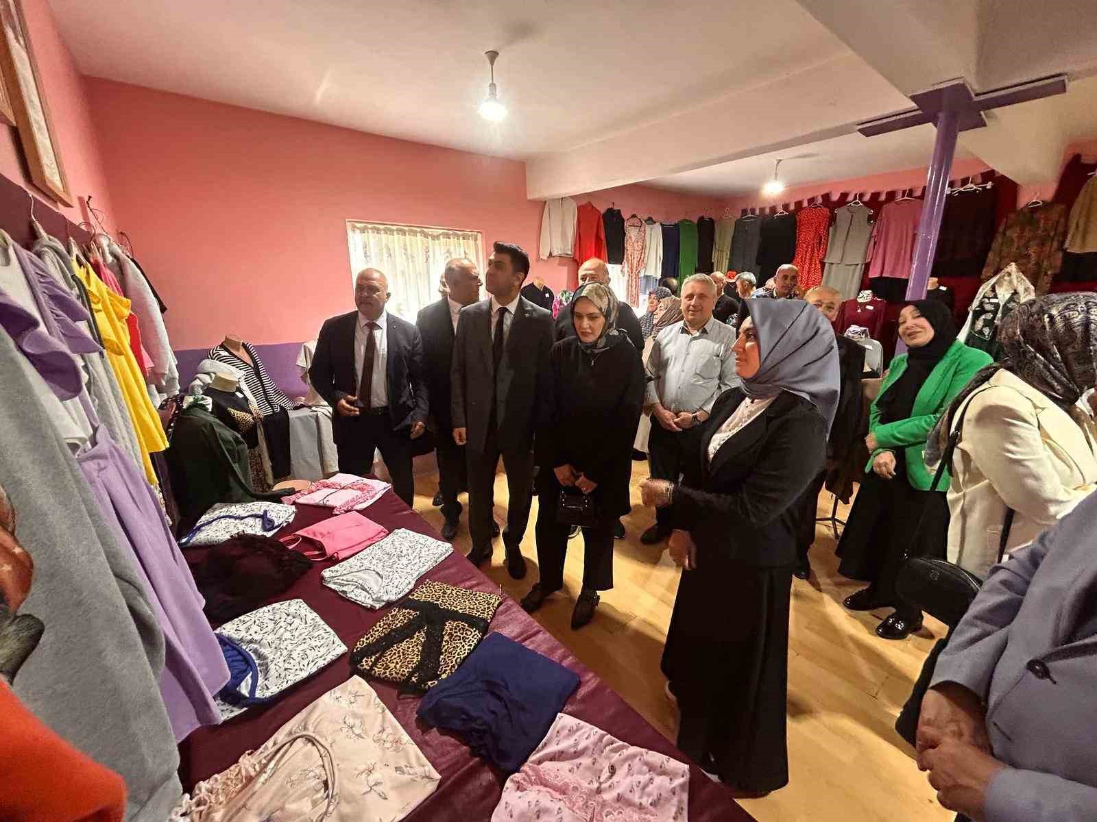 Hisarcık Aşağı Yoncaağaç köyünde açılan giyim kursunun yıl sonu sergisi