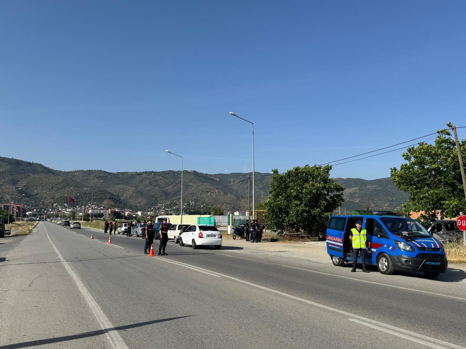 Kurallara uymayan 8 sürücü cezadan kaçamadı