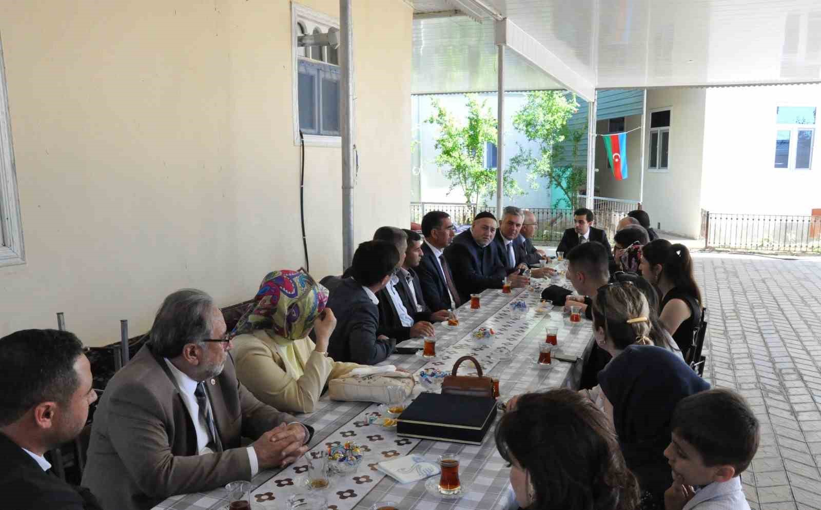 Azerbaycan’da ziyaretlerde bulunan Çameli protokolü Milli Kahramanı unutmadı