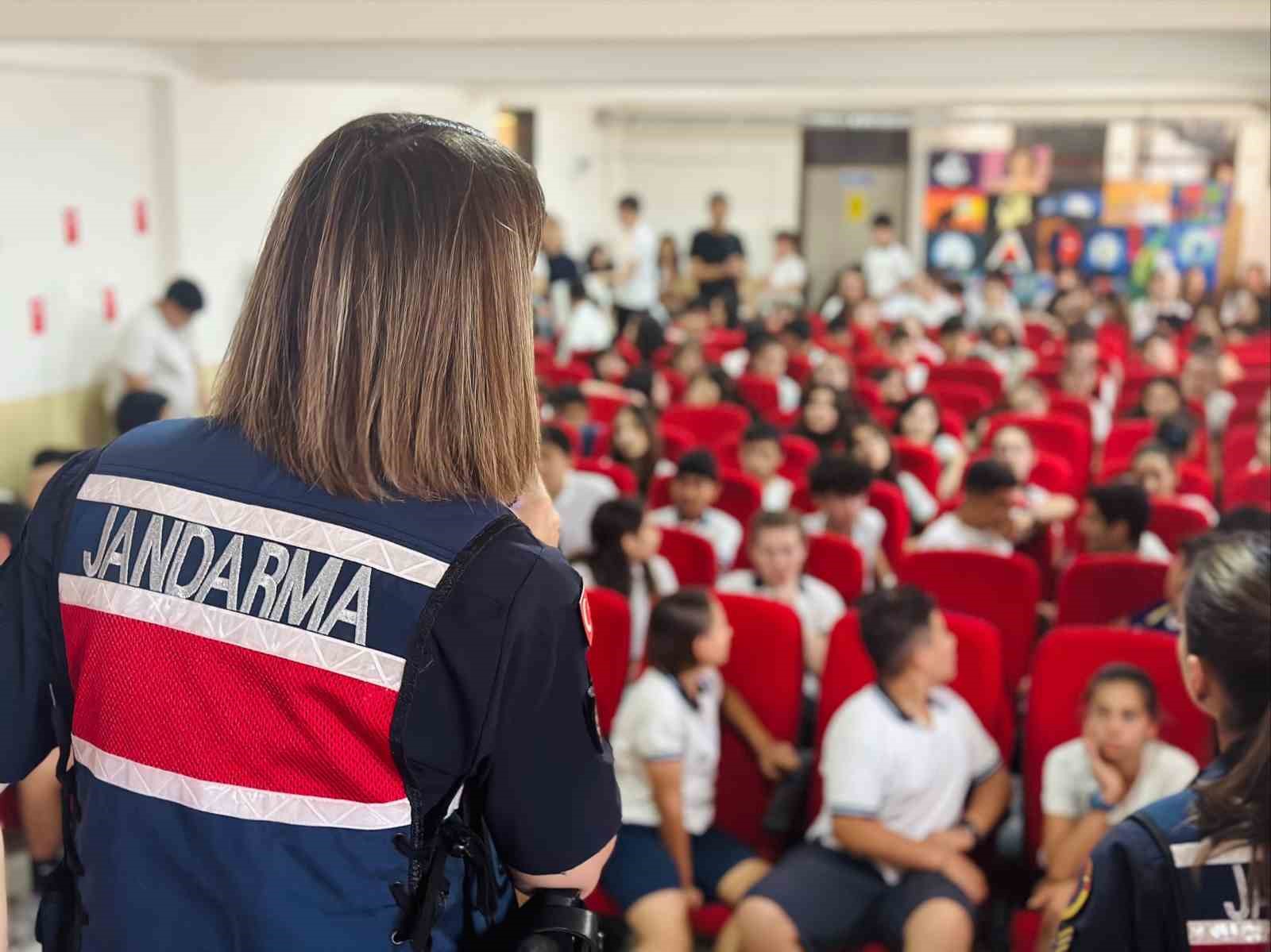 Didim’de öğrencilere ‘siber zorbalık’ anlatıldı
