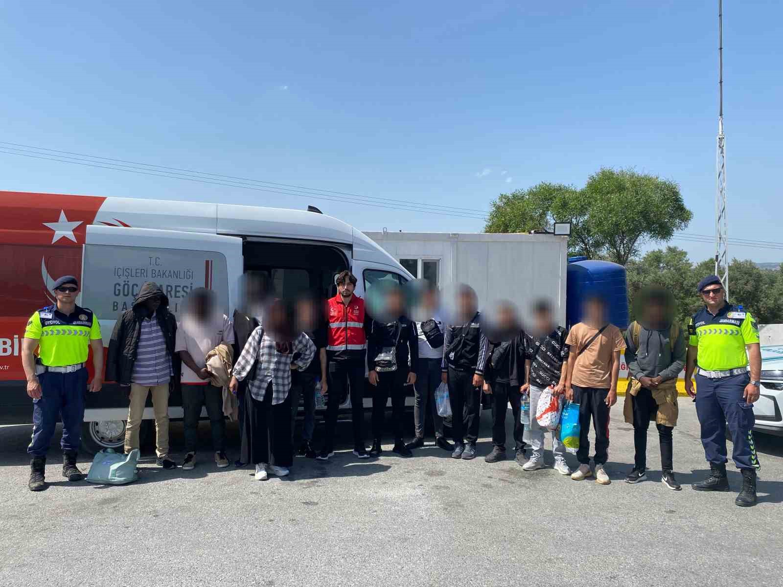 Germencik’te 21 düzensiz göçmen, 2 organizatör yakalandı