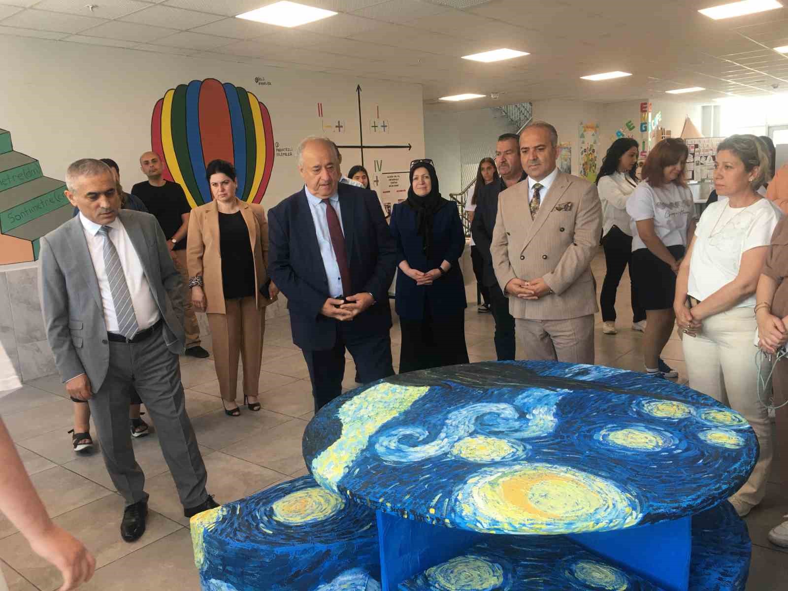 Aliağa 100. Yıl Ortaokulu’nda TÜBİTAK 4006 Bilim Fuarı açıldı