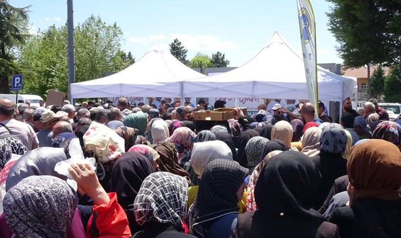 Tavşanlı’da fide dağıtımı izdihama sebep oldu