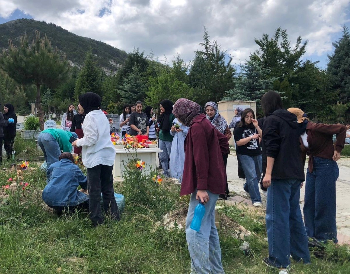 Kütahya’da İmam Hatip Lisesi öğrencilerinden mezarlık ve şehitliğe manevi ziyaret