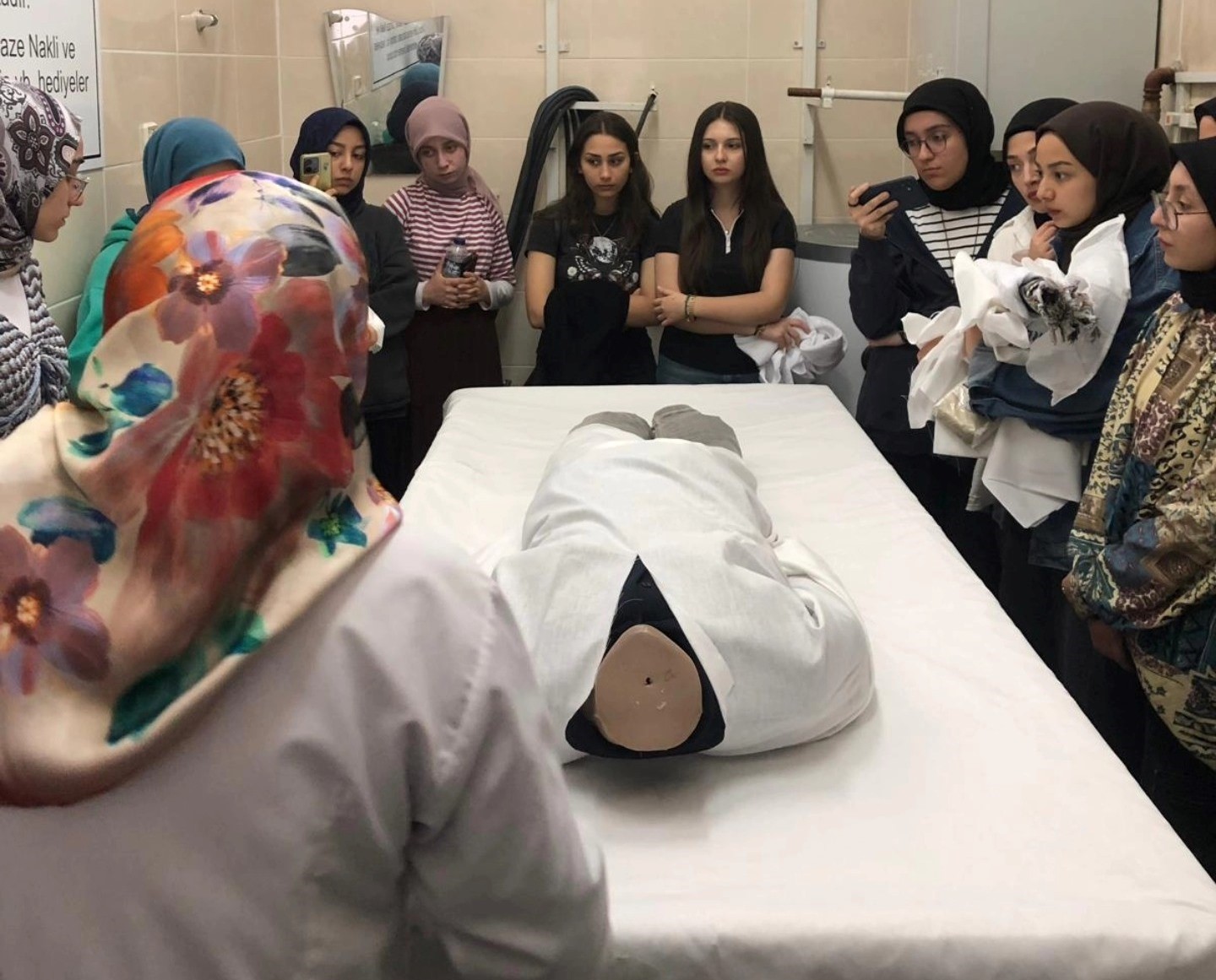 Kütahya’da İmam Hatip Lisesi öğrencilerinden mezarlık ve şehitliğe manevi ziyaret