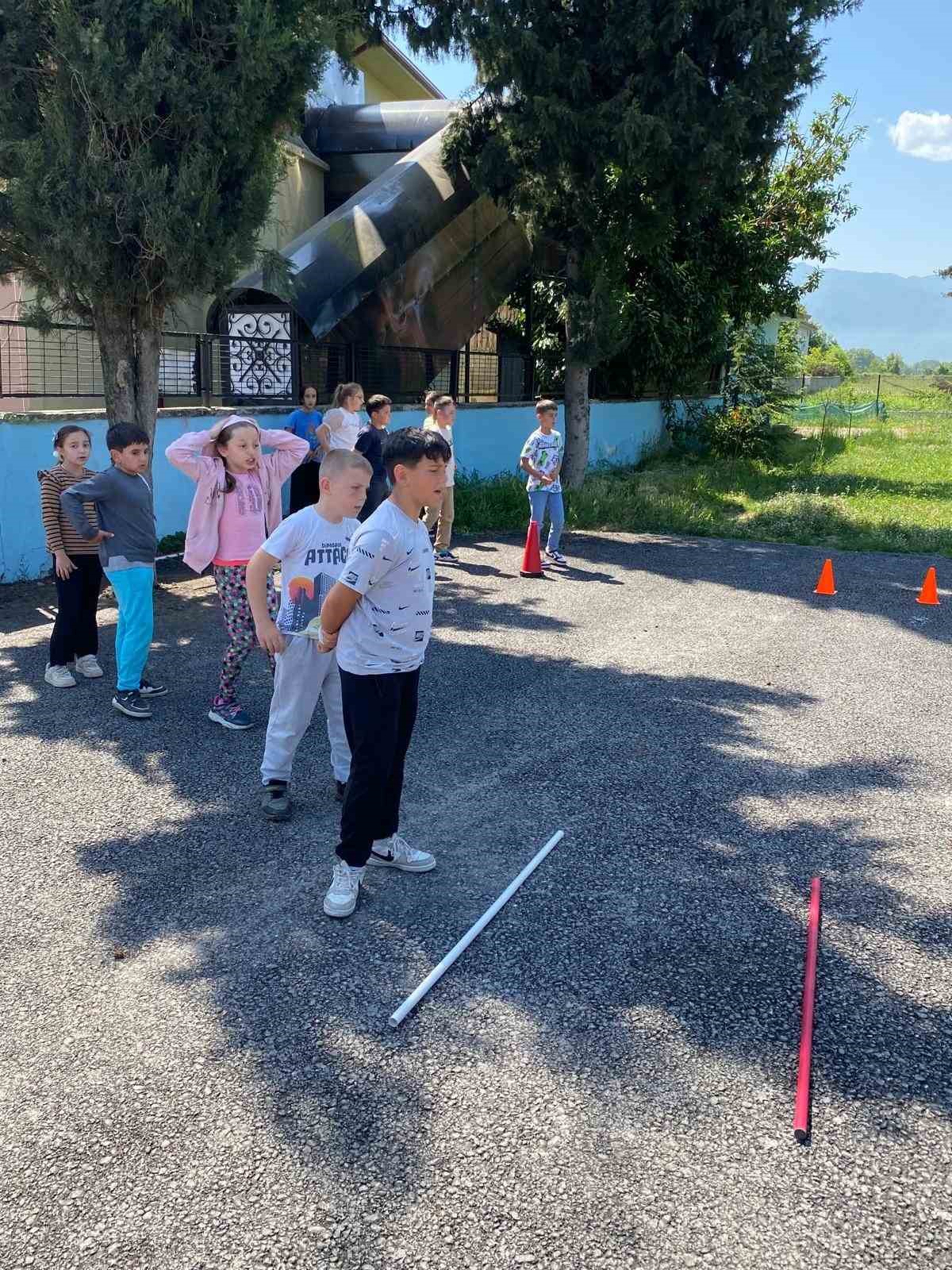 Okul bahçesinde geleneksel oyunları oynadılar