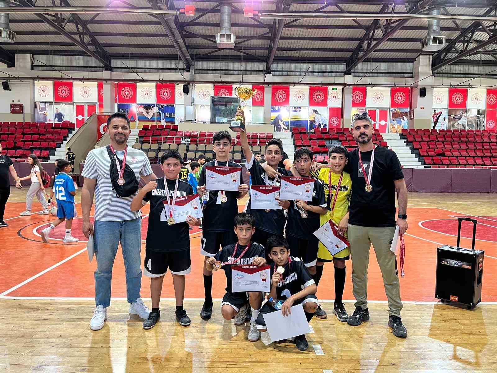 Siverekli minikler futsal turnuvasında il birincisi oldu