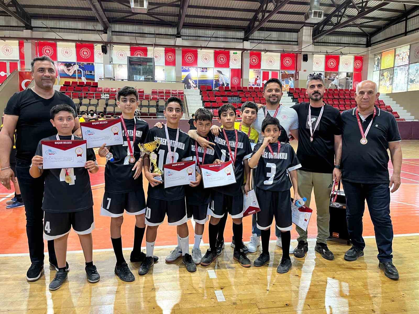 Siverekli minikler futsal turnuvasında il birincisi oldu