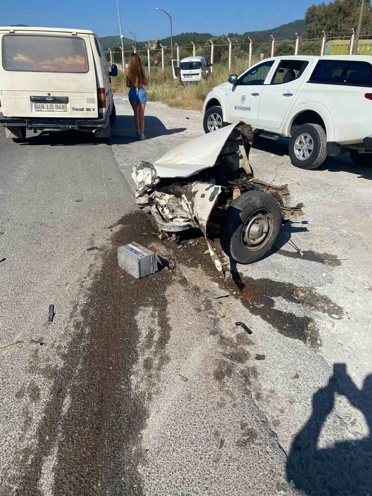 Muğla’daki kazada otomobil ikiye ayrıldı