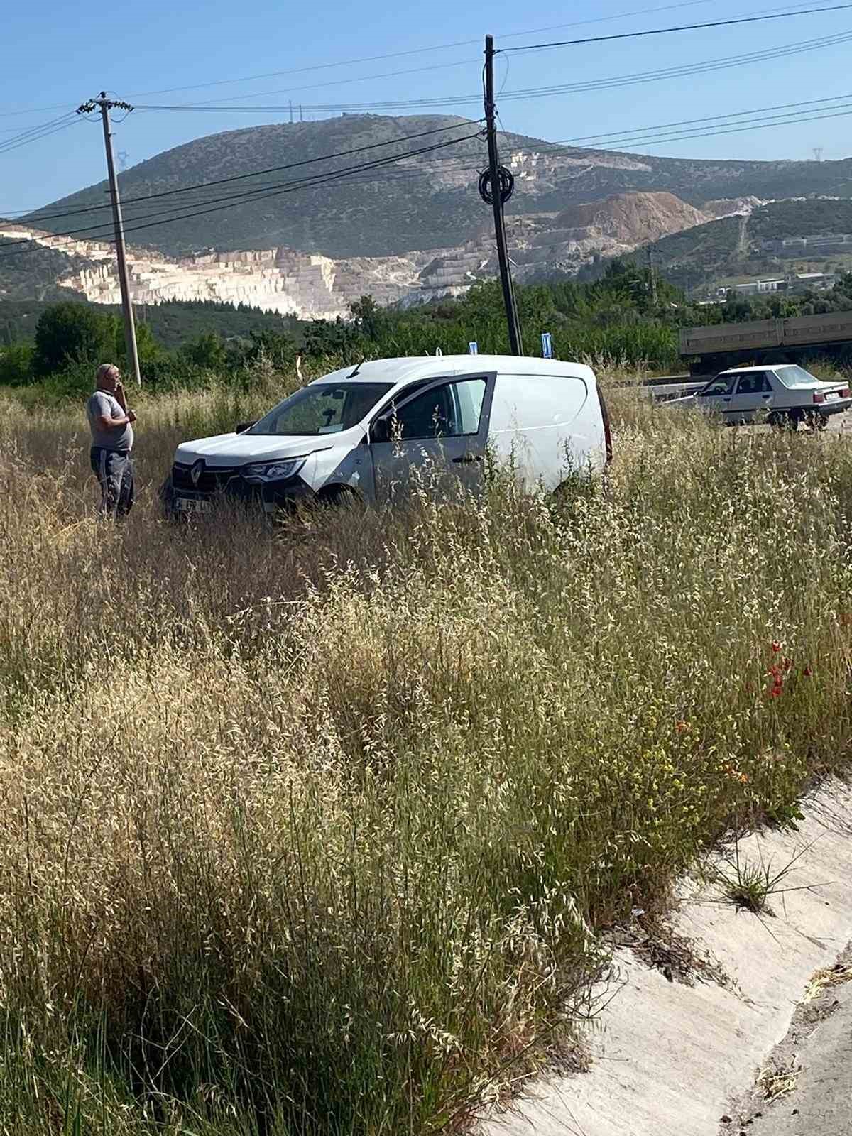 Muğla&rsquo;daki kazada otomobil ikiye ayrıldı
