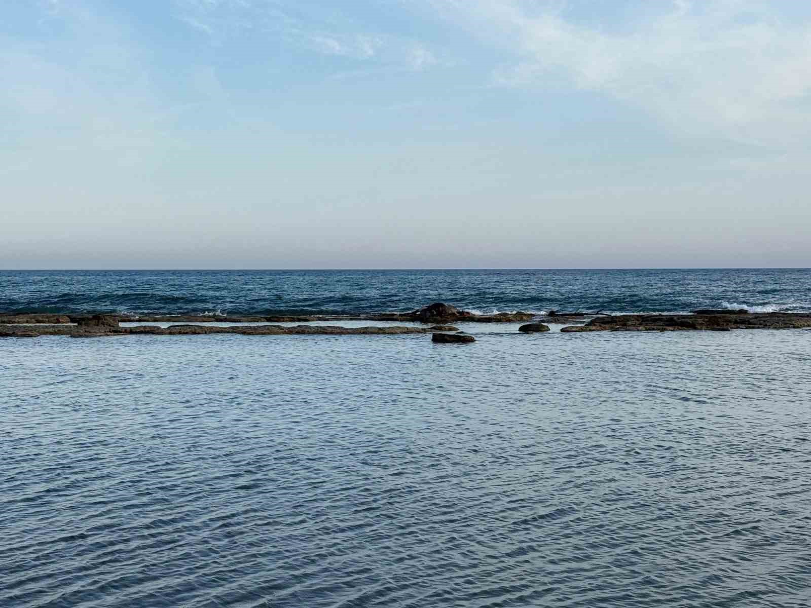 Antalya’da denizin ortasında inek leşi görenler gözlerine inanamadı
