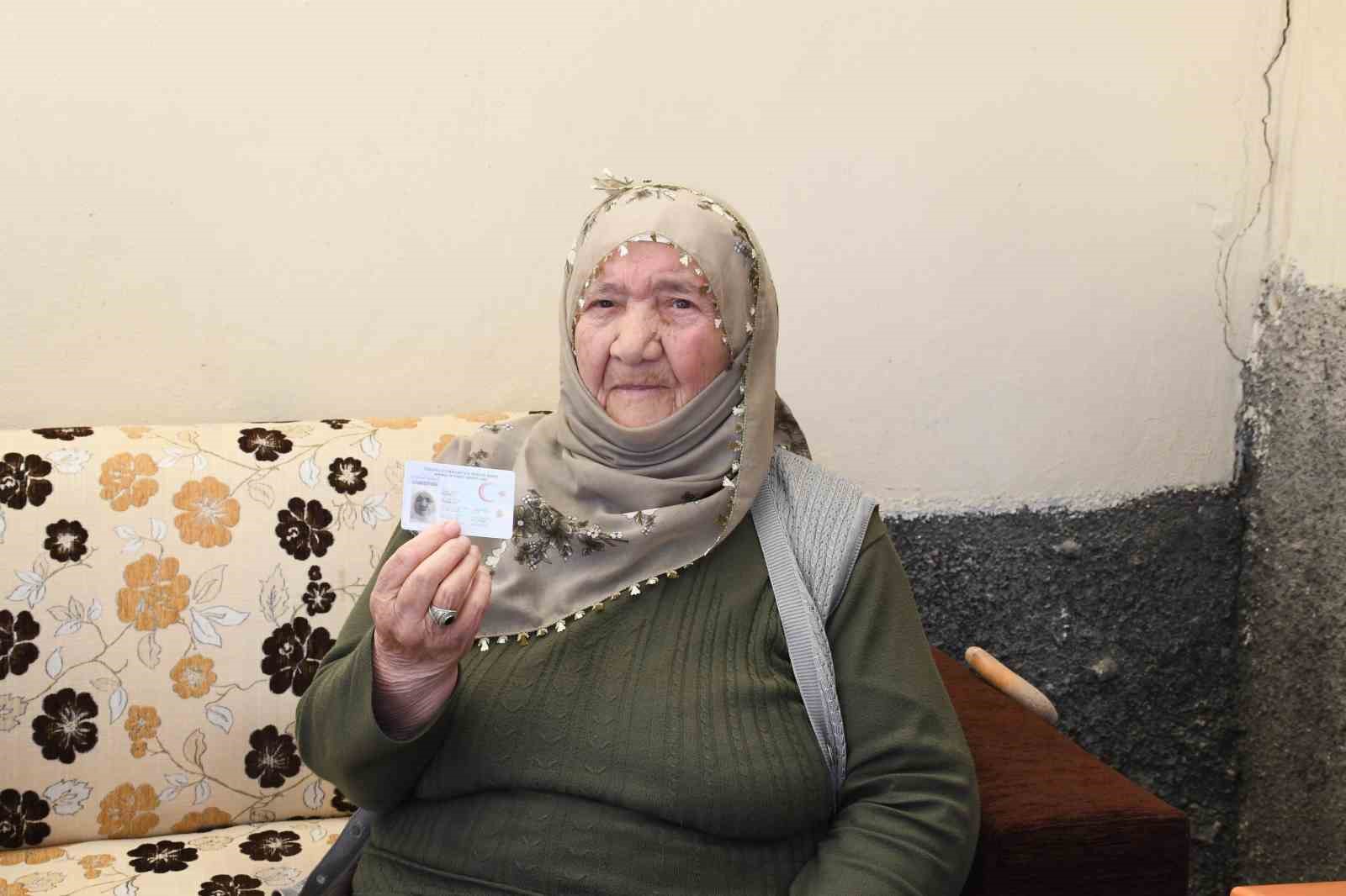 114 yaşındaki Makbule Nine’ye sağlık ekiplerinden doğum günü sürprizi