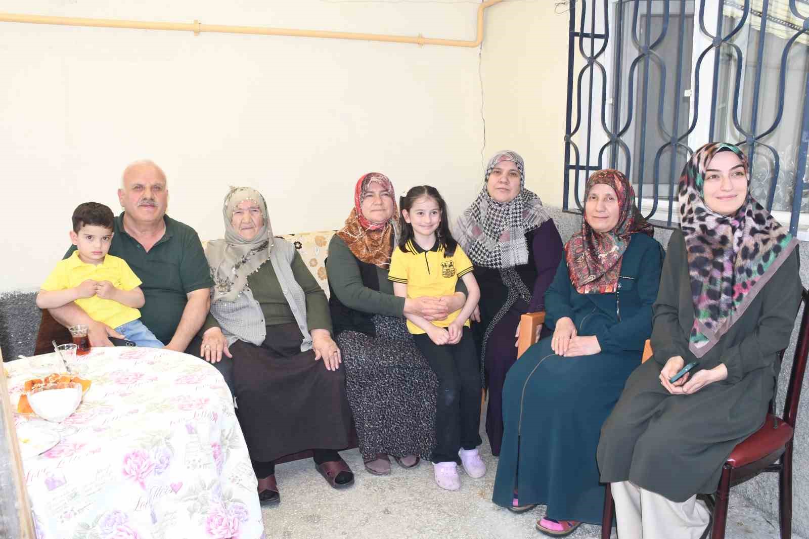 114 yaşındaki Makbule Nine’ye sağlık ekiplerinden doğum günü sürprizi

