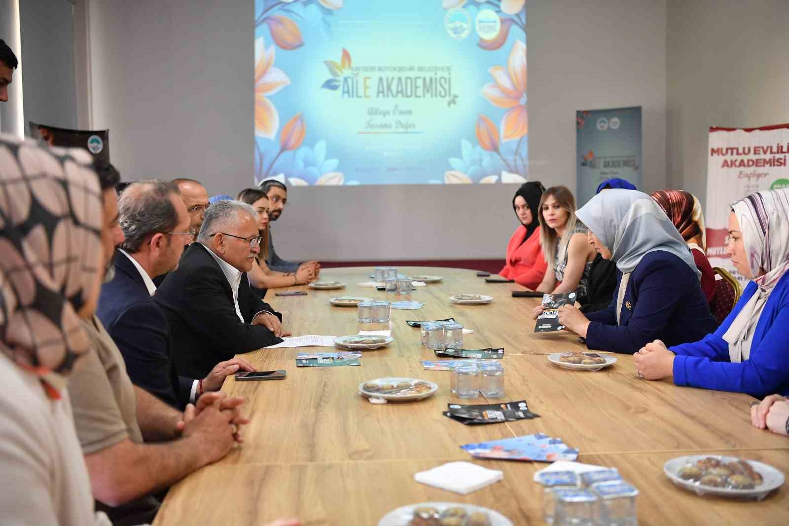 Başkan B&uuml;y&uuml;kkılı&ccedil;&rsquo;tan Aile Akademisine ziyaret
