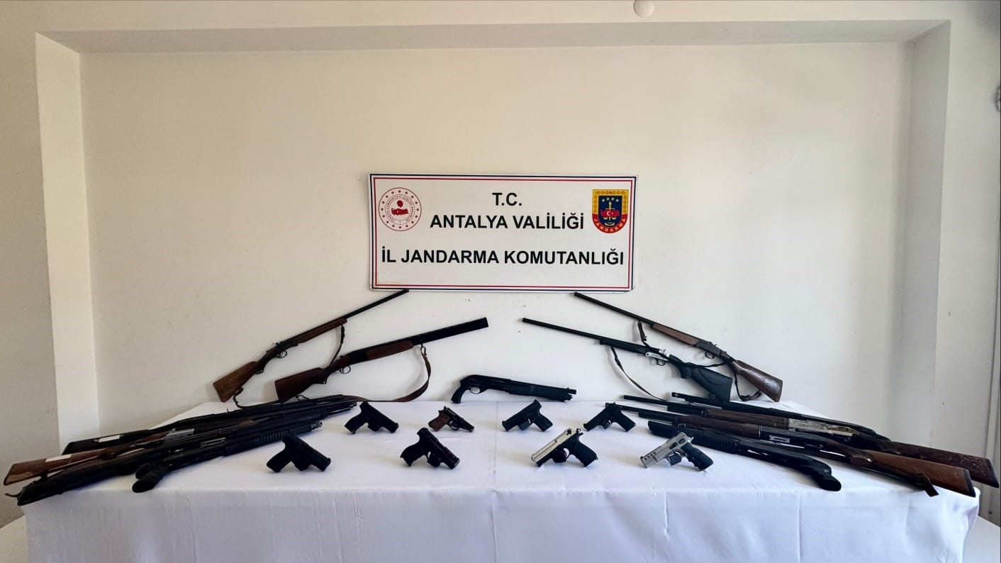 Alanya’da çok miktarda silah ve mühimmat ele geçirildi