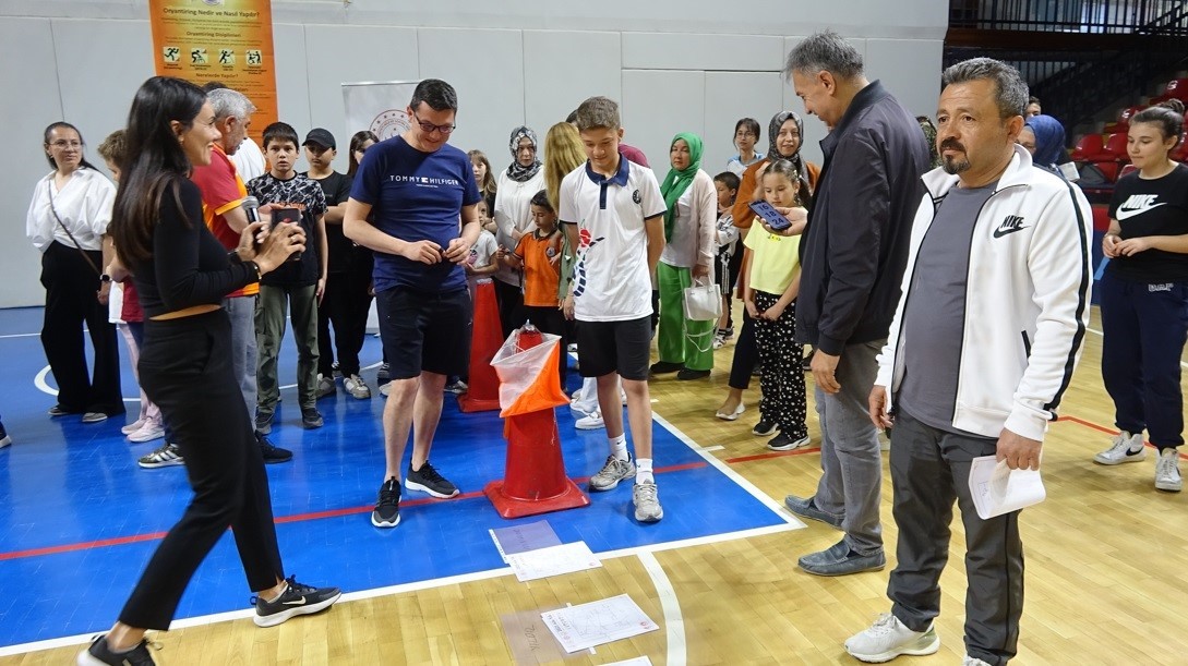 Aile &uuml;yelerinin katılımı ile oryantiring yarışması
