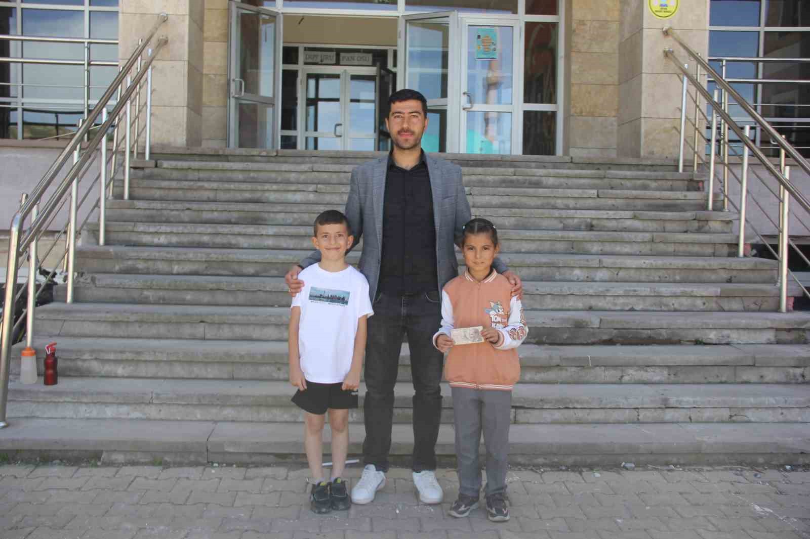 Sivaslı minik öğrenci paranın üzerindeki yazının izini sürerek sahibine ulaştı
