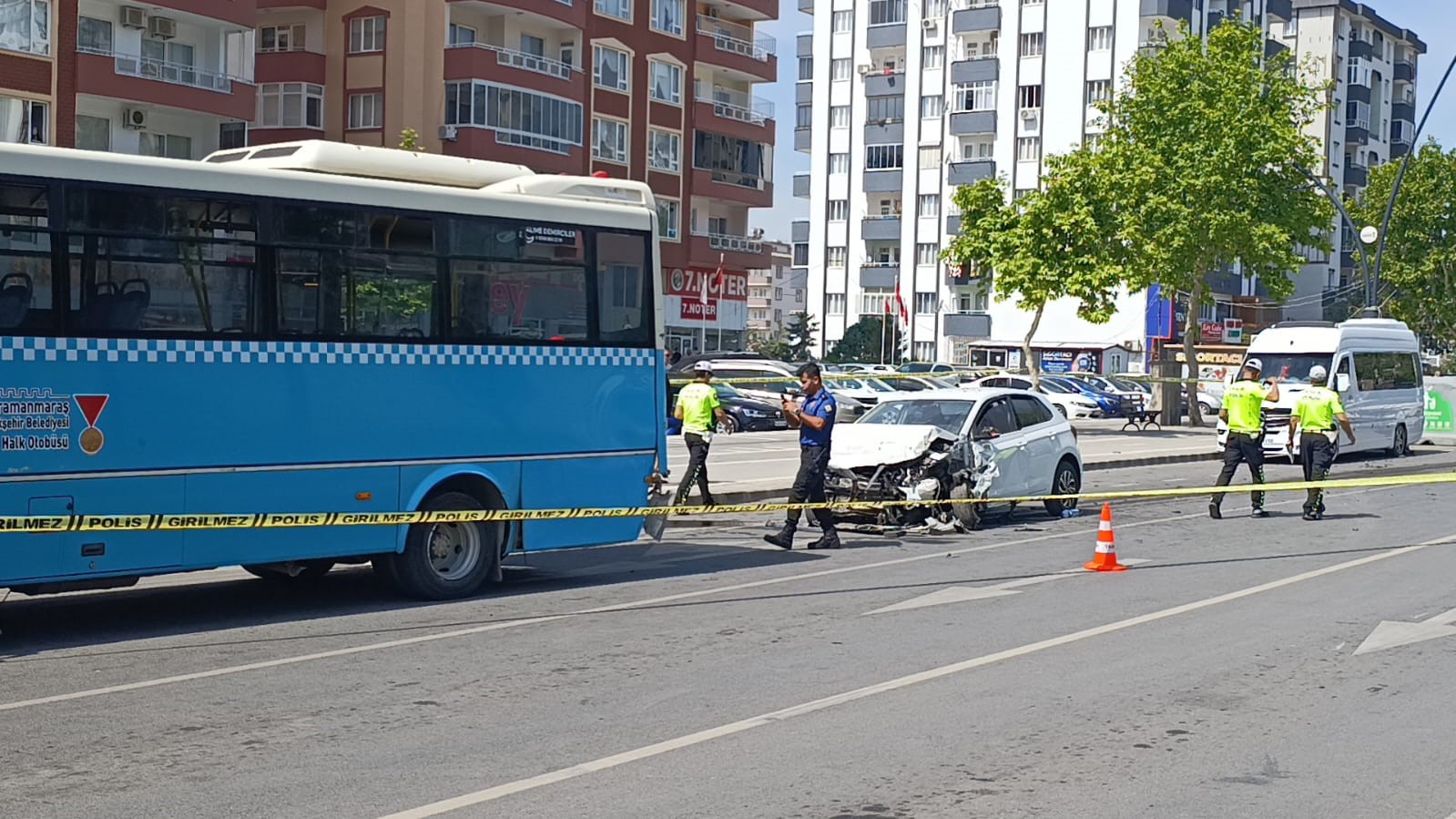 Otomobil halk otobüsüne çarptı: 9 yaralı