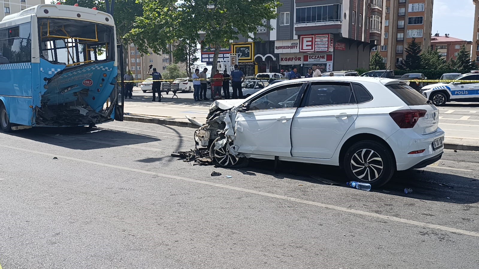 Otomobil halk otobüsüne çarptı: 9 yaralı