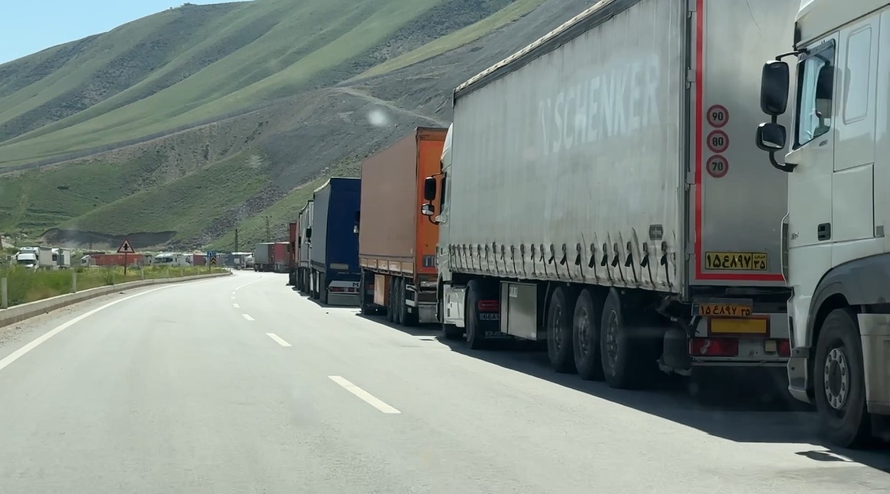 Türkiye-İran sınırında 2 kilometrelik tır kuyruğu
