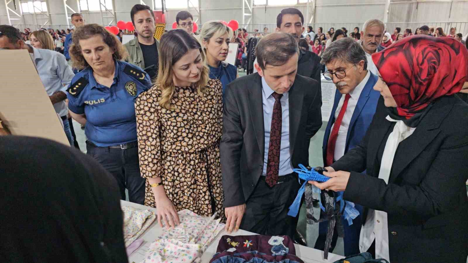 Moda bölümü öğrencileri tasarladıkları giysileri sergiledi
