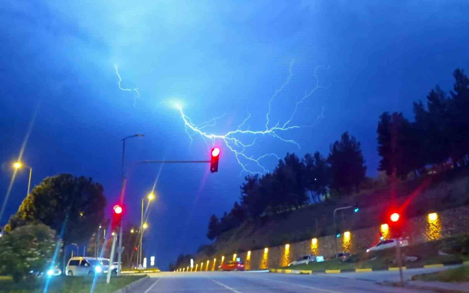 Karabük’te şimşekler görsel şölen oluşturdu