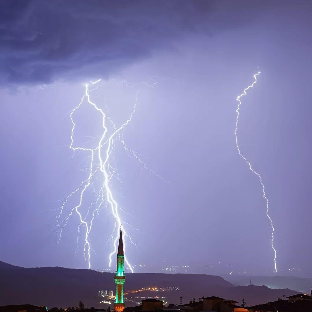 Karabük’te şimşekler görsel şölen oluşturdu