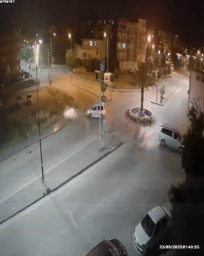 Gece yarısı 3 saat dirift attı, mahalleliyi canından bezdirdi
