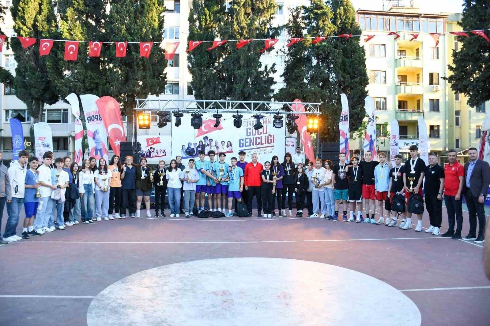 Balıkesirli gen&ccedil;ler &rsquo;Gen&ccedil;lik Haftasında&rsquo; spora doydu
