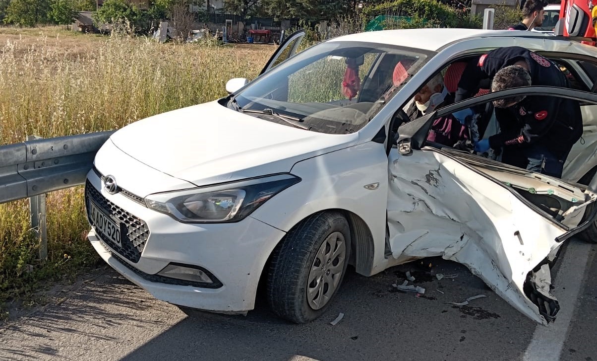 Malatya’da ışık ihlali nedeniyle meydana gelen kazada 3 kişi yaralandı