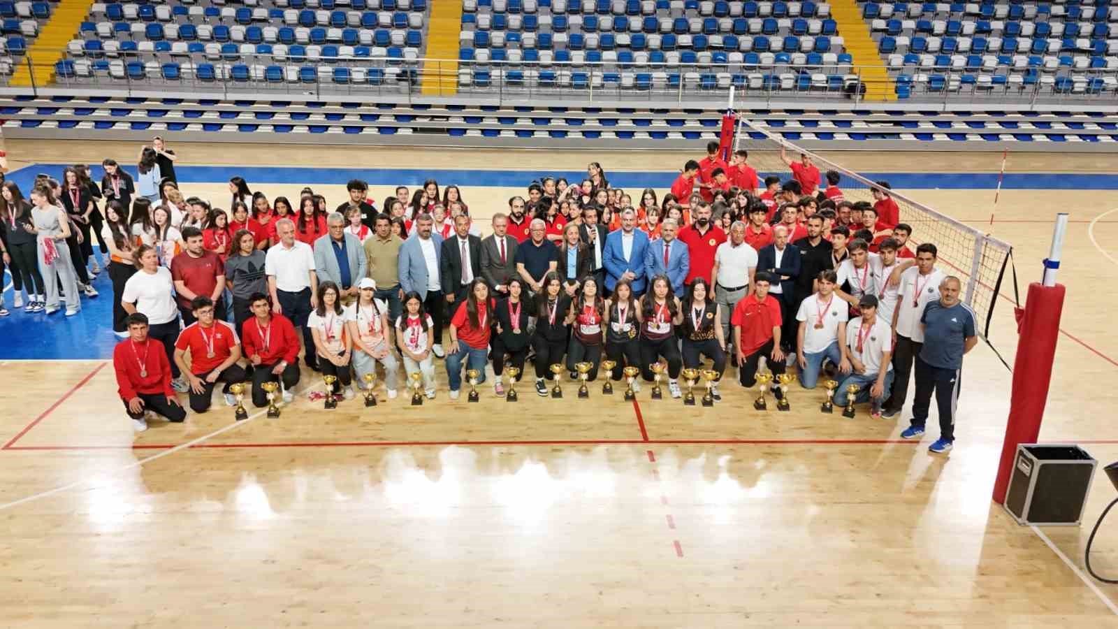 Malatya’da voleybolda kupalar sahibini buldu