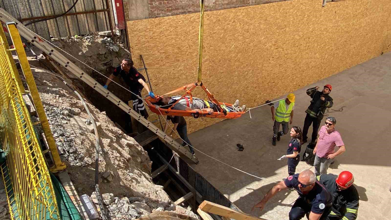 İnşaatta kaza: Yaralı işçi vinçle kurtarıldı