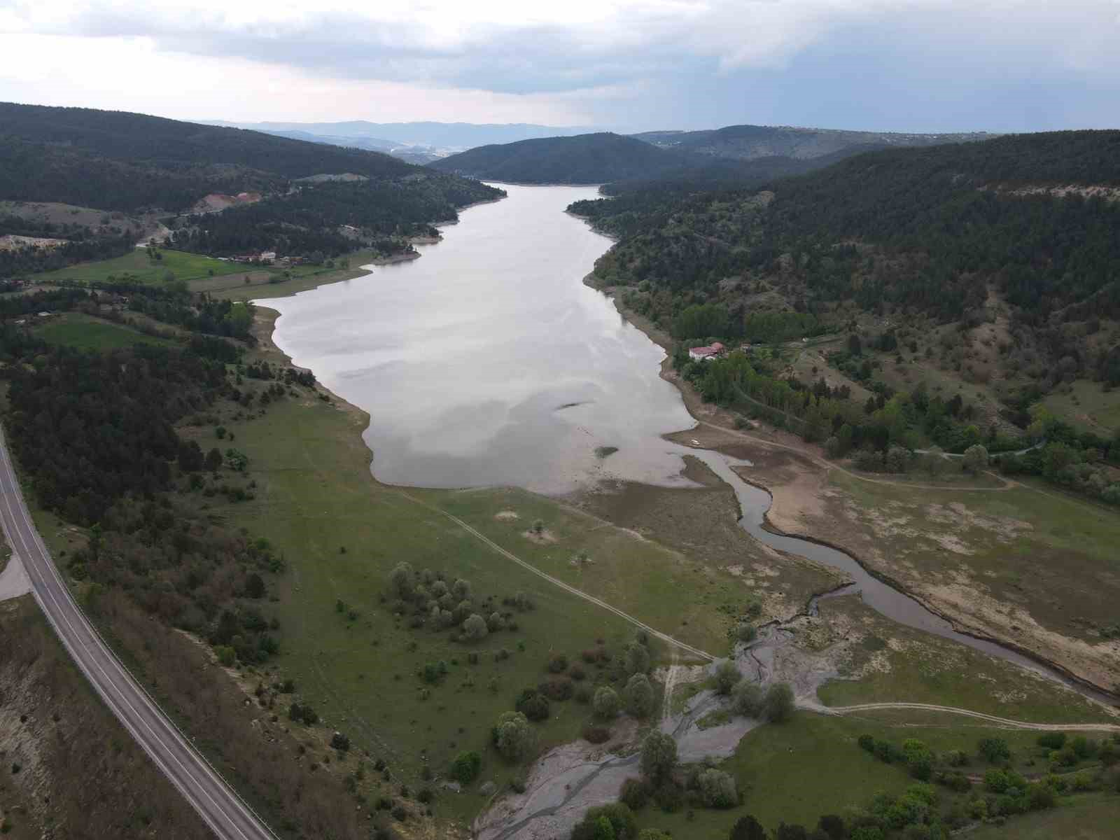 Su seviyesi y&uuml;zde 30&rsquo;a d&uuml;şt&uuml;, baraj havzası yeşile b&uuml;r&uuml;nd&uuml;
