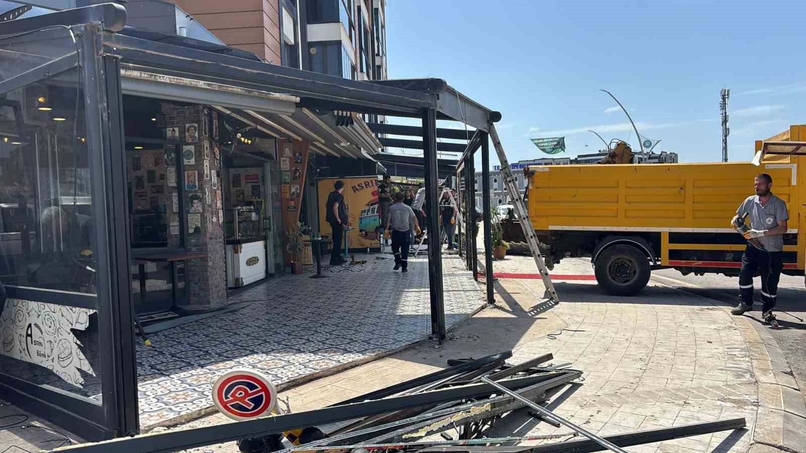 Kartepe’de ruhsatsız genişletilen iş yerlerine yıkım