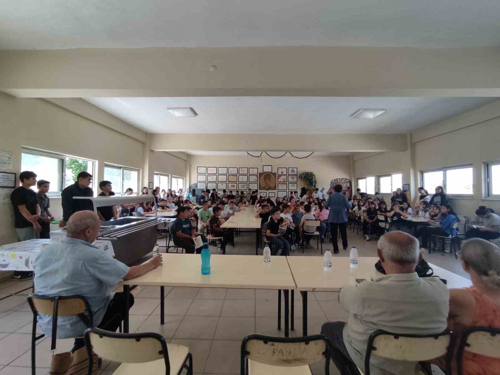 Okudukları kitabın yazarıyla buluştular
