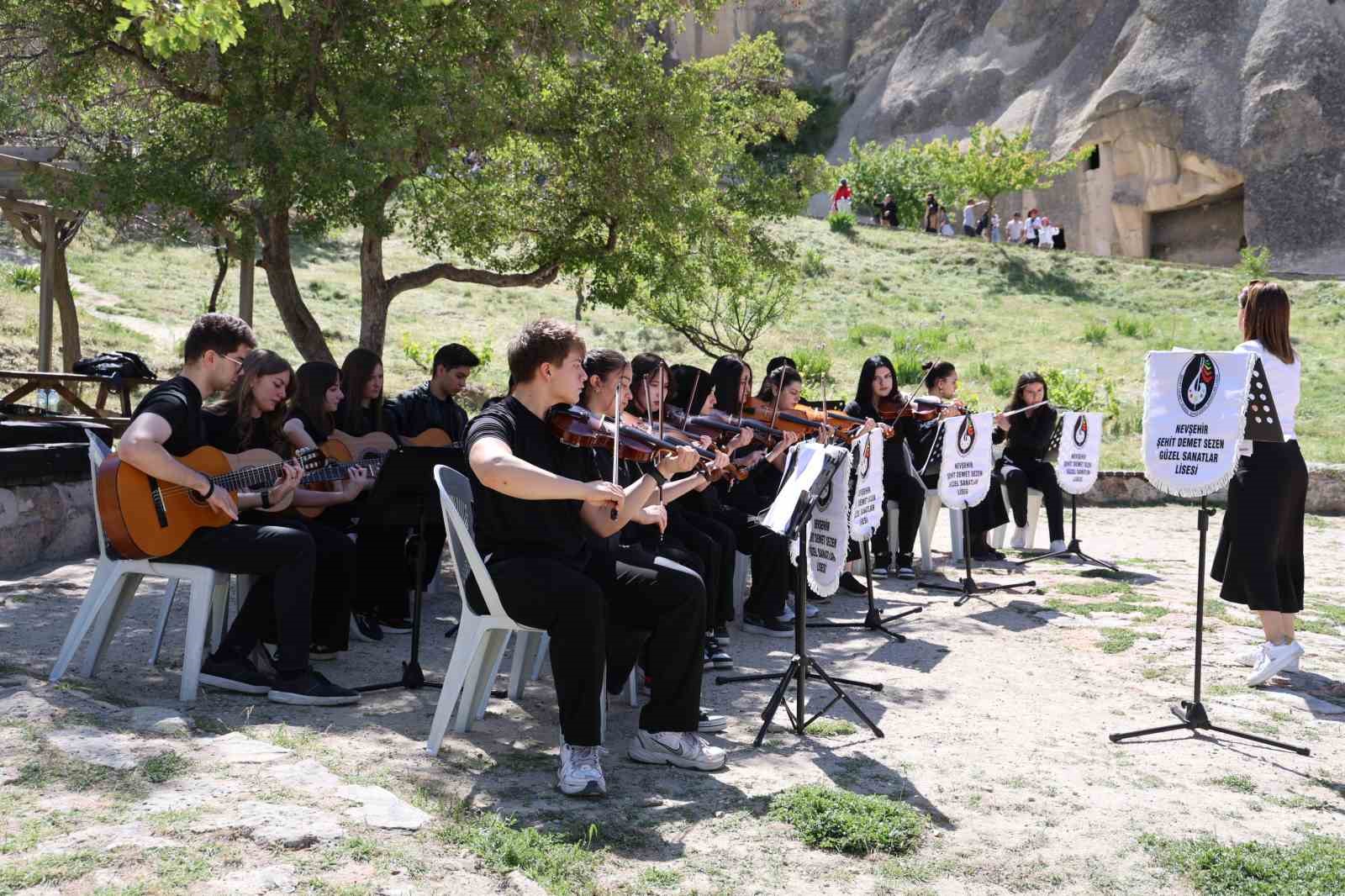 &Ouml;ğrencilerden turistlere konser
