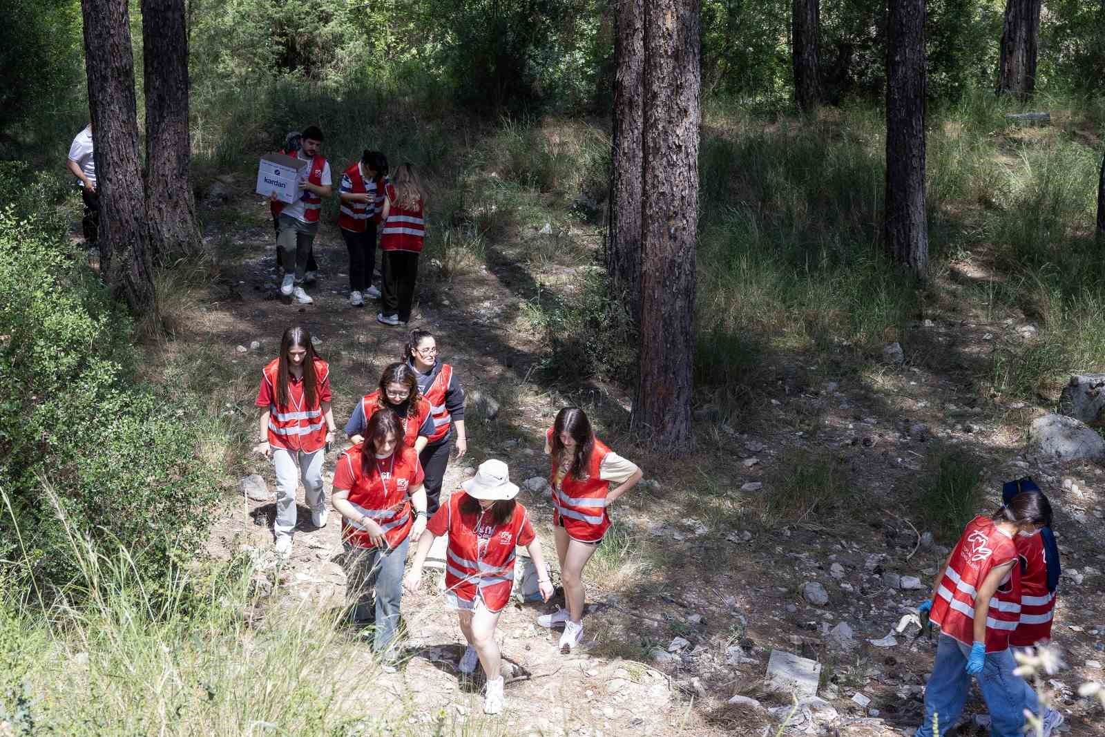 Yunusemre Belediyesi üniversitelilerle ormanda çöp topladı