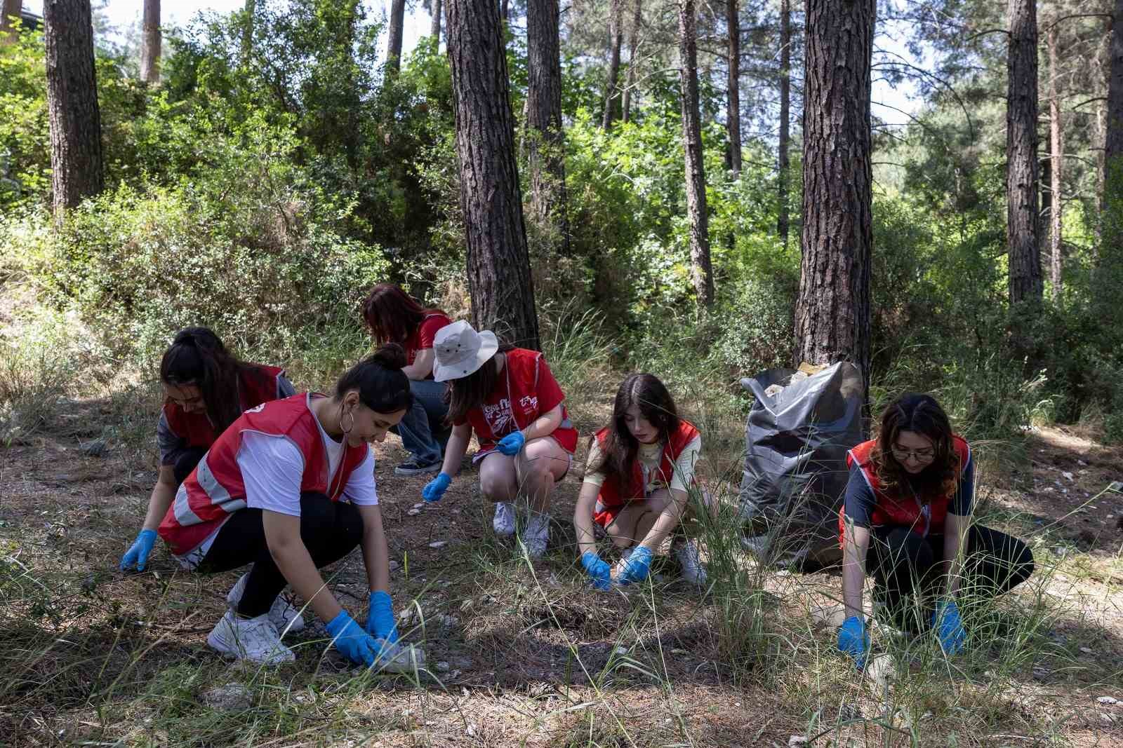 Yunusemre Belediyesi üniversitelilerle ormanda çöp topladı
