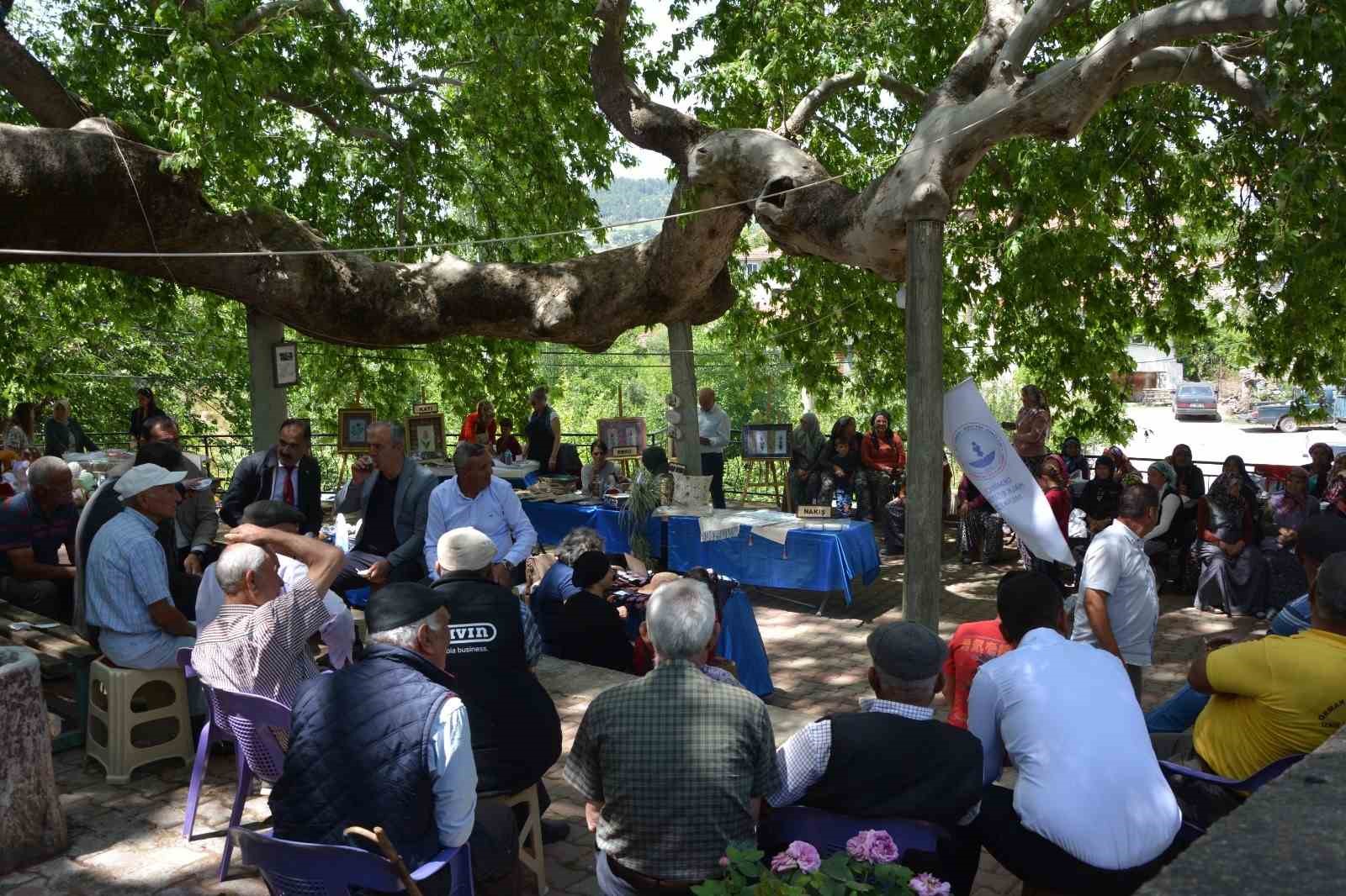 Manisa’da iki bin yıllık tarihi çınarın gölgesinde eserlerini sergilediler