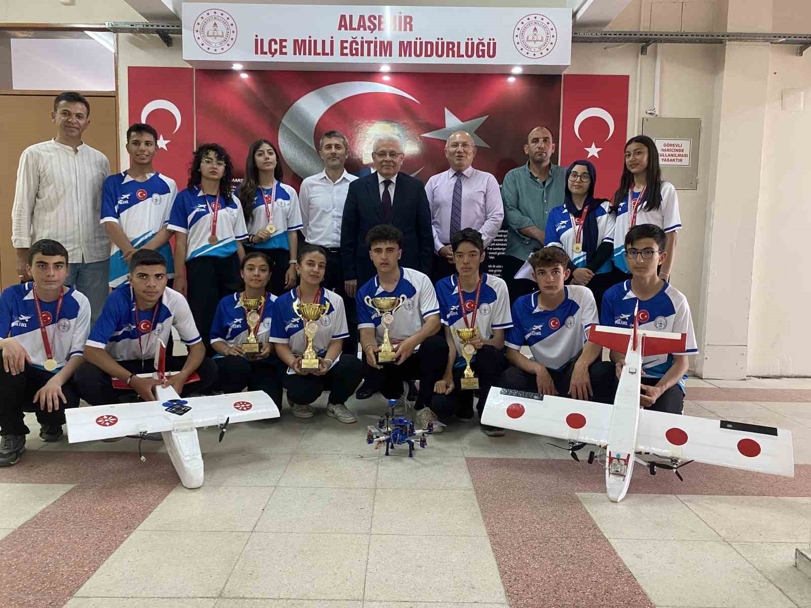 Alaşehir Anadolu İmam Hatip Lisesi’nden hava sporlarında büyük başarı