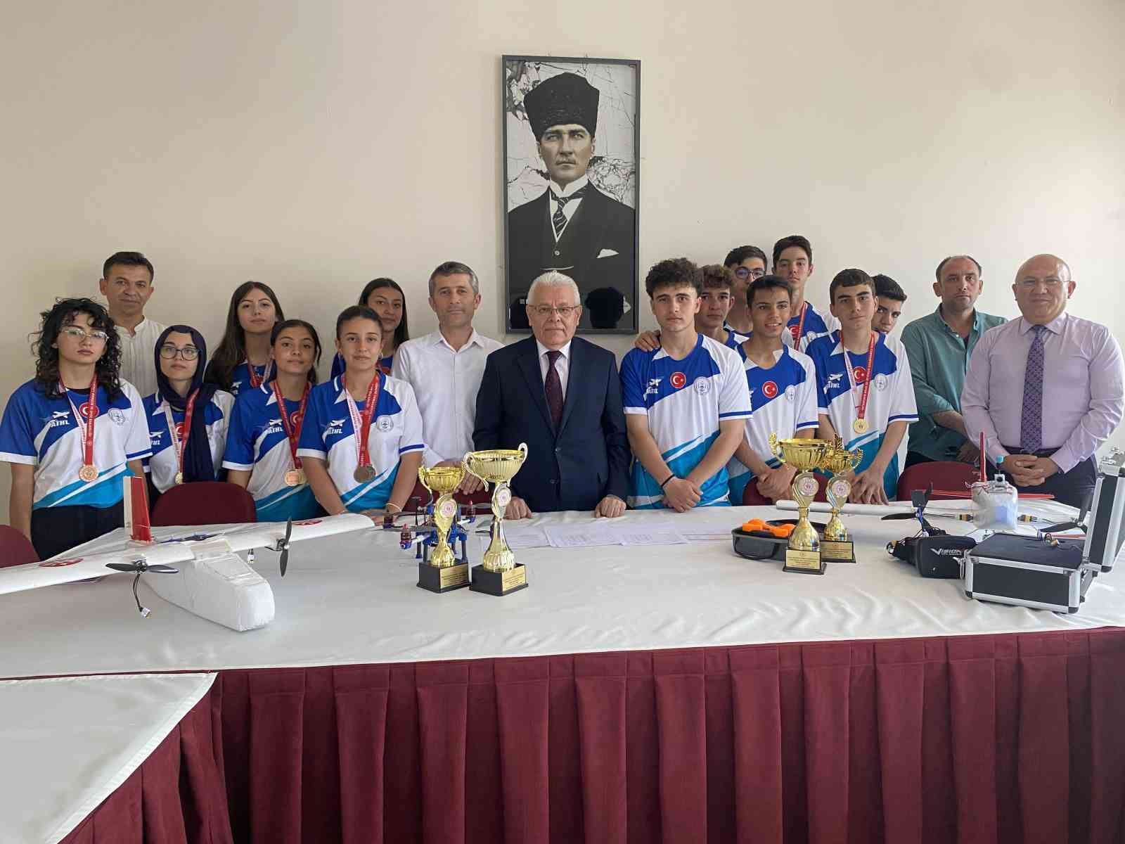 Alaşehir Anadolu İmam Hatip Lisesi’nden hava sporlarında büyük başarı
