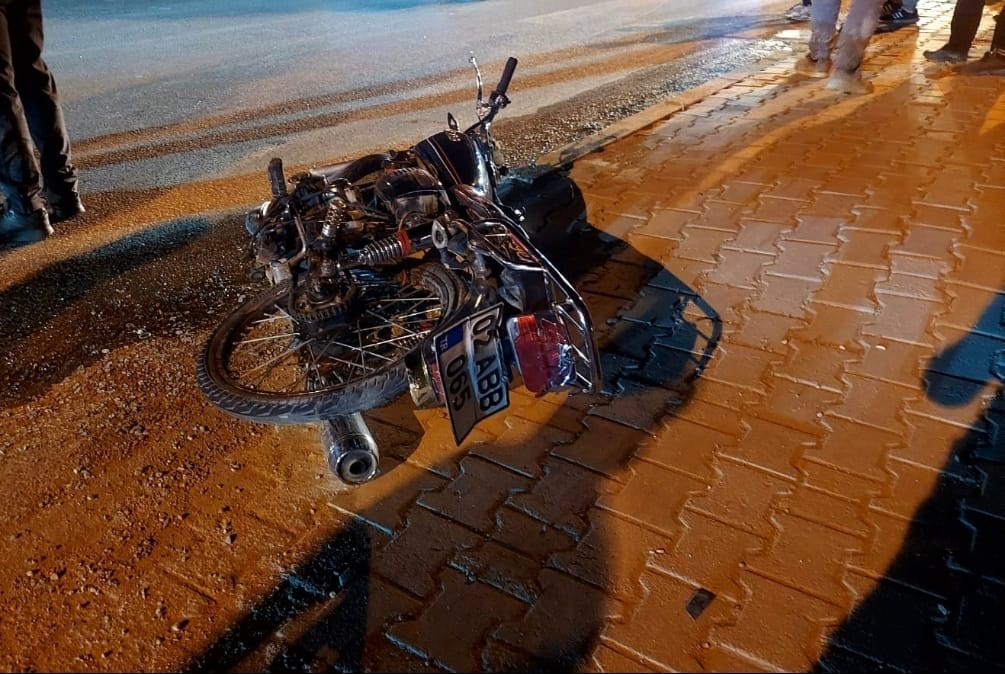 Otomobil ile motosiklet &ccedil;arpıştı: 1 yaralı
