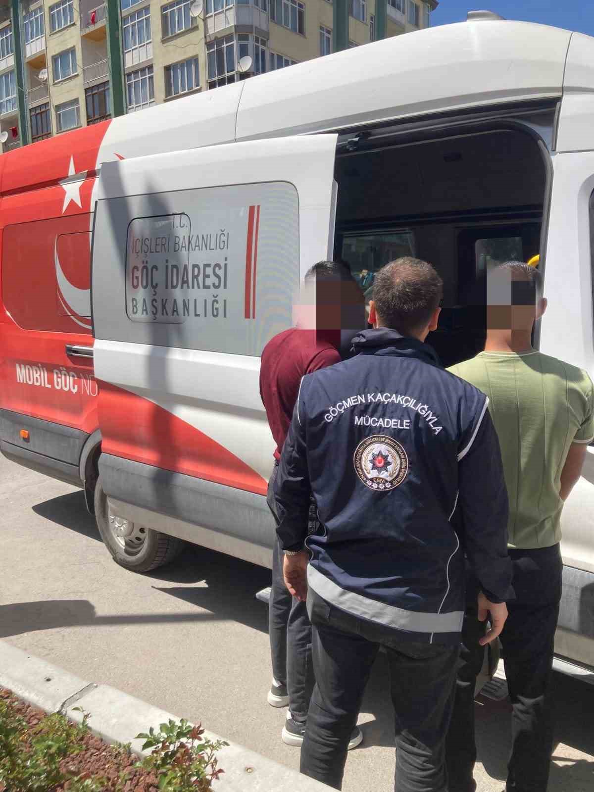 Afyonkarahisar&rsquo;da 6 yabancı uyruklu şahıs sınır dışı edildi
