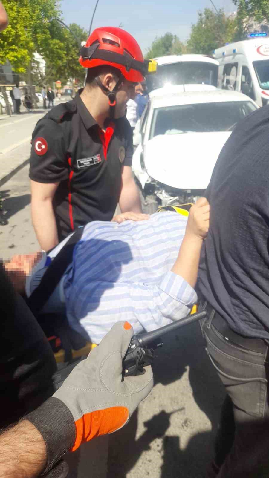 Otomobil halk otob&uuml;s&uuml;ne &ccedil;arpmıştı: Gen&ccedil; kadın hayatını kaybetti
