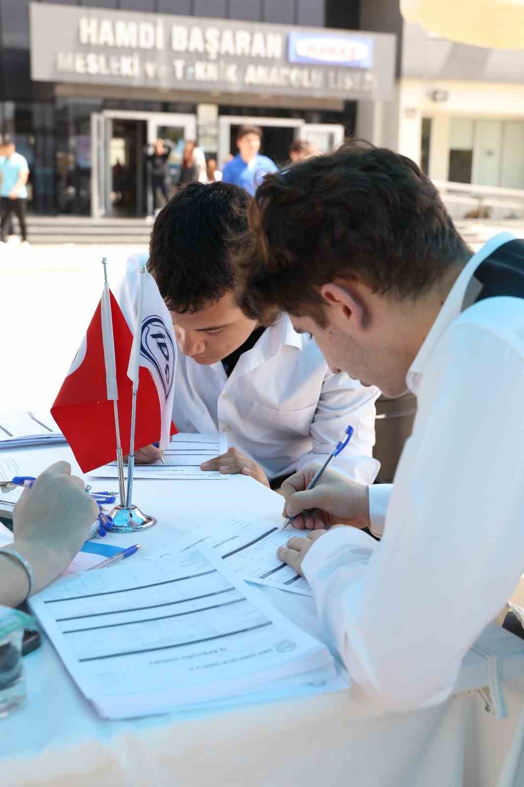 İzmir’de sektör temsilcileriyle öğrenciler bir araya geldi
