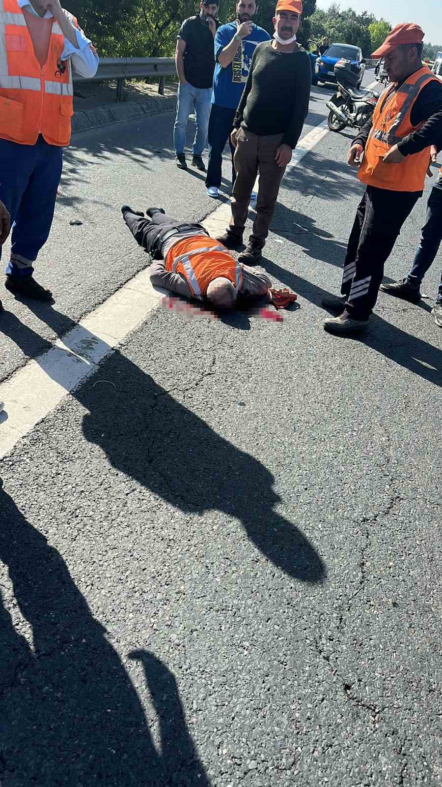 Ümraniye’de motosiklet belediye işçisine çarptı: 1’i ağır 2 yaralı
