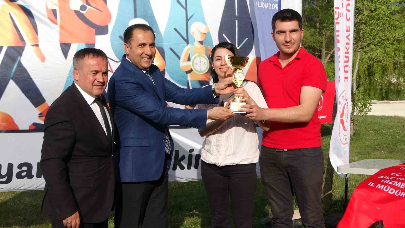 Terör gazisi Halil Er, oryantiring yarışmasında kızıyla birinci oldu