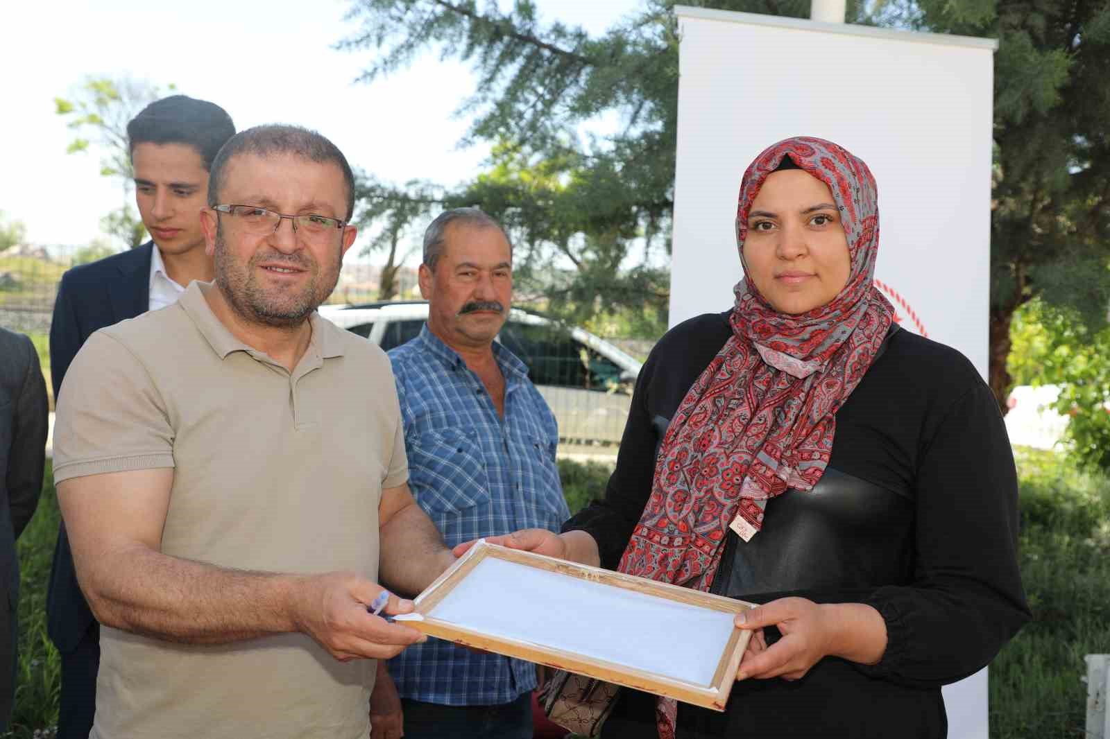 Elazığ’da üreticilere ipek böceği larvası dağıtıldı
