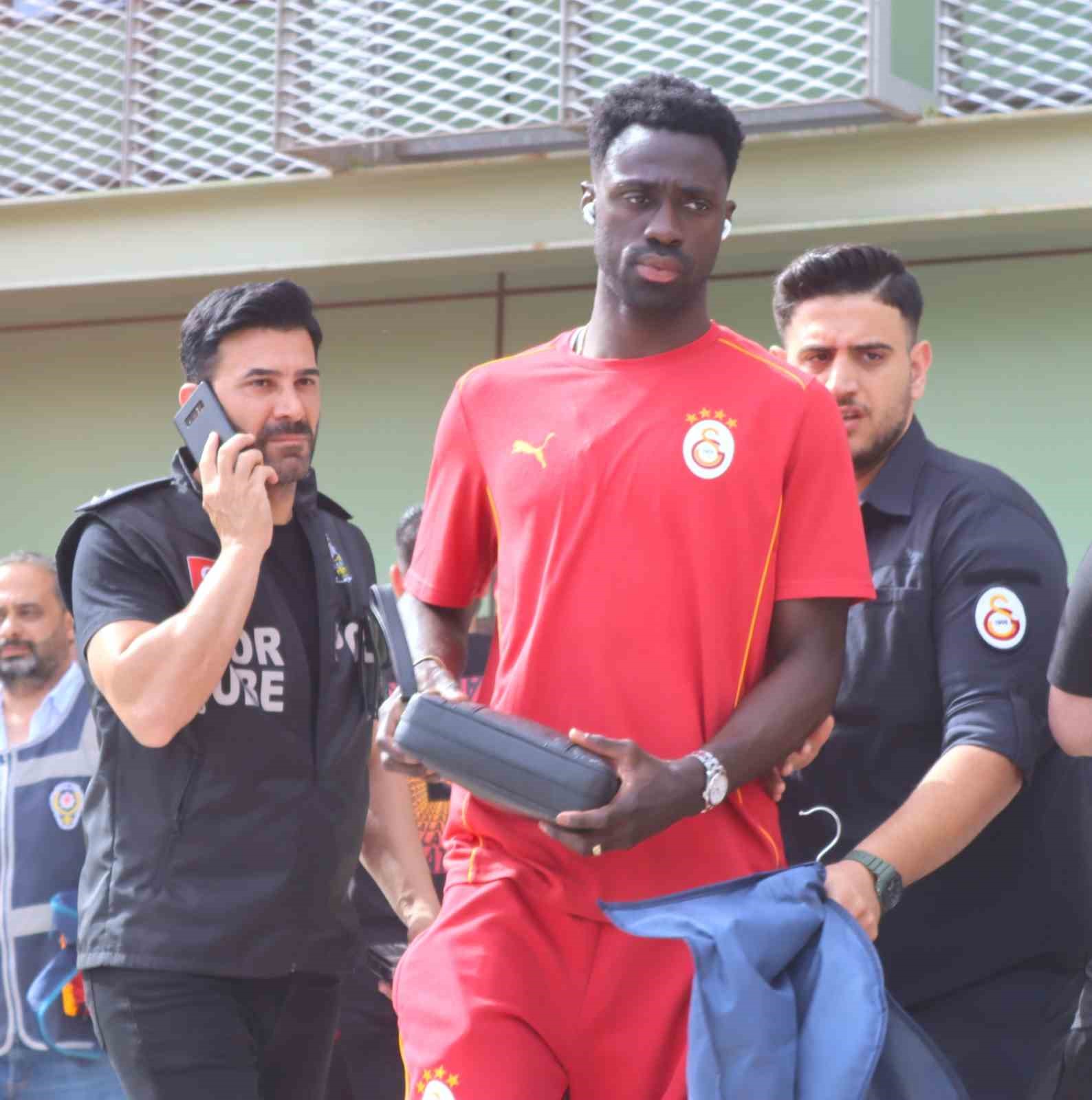 Şampiyon Galatasaray, İzmir’e geldi
