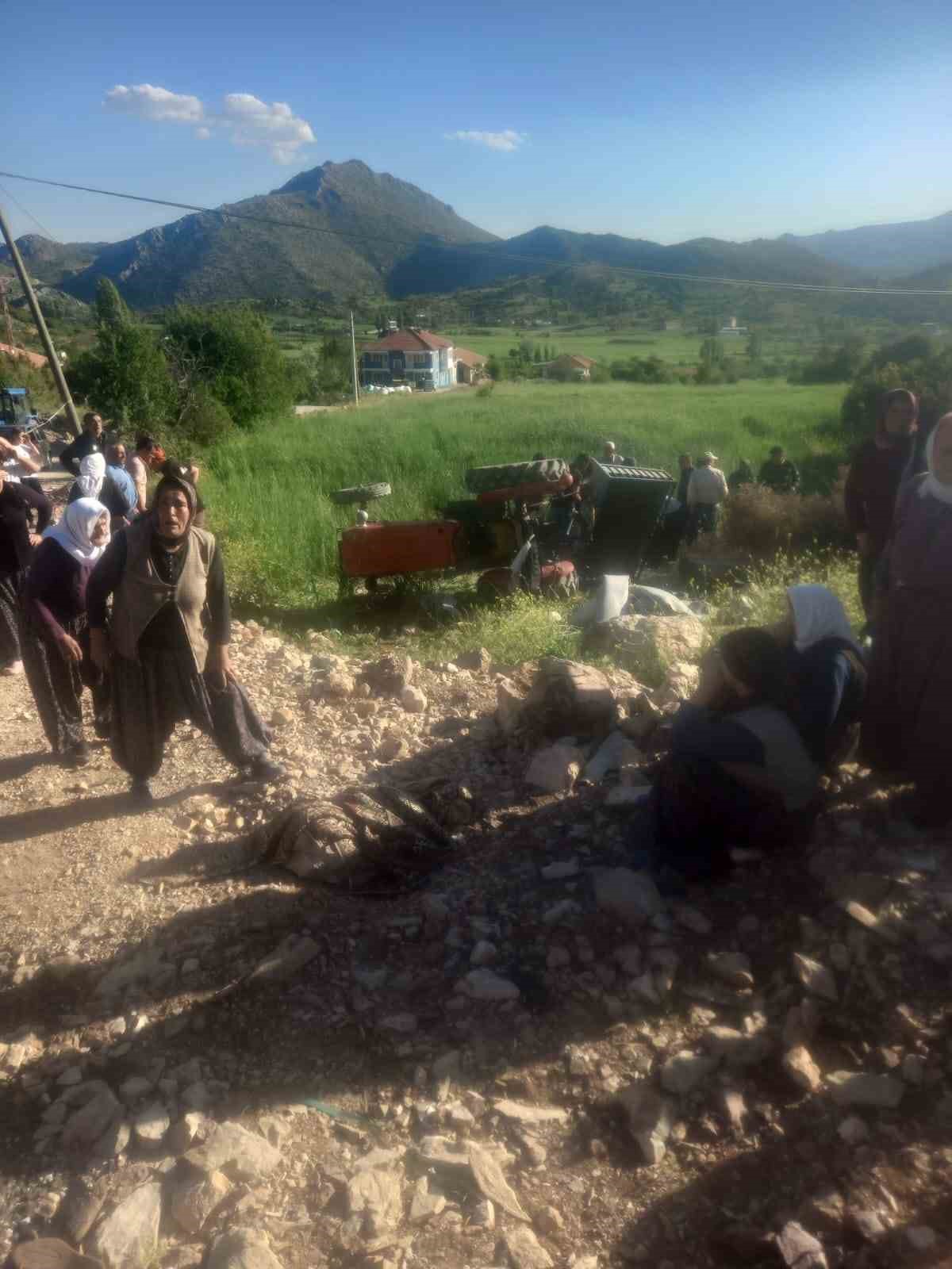 Devrilen traktörün altında kalan 11 yaşındaki çocuk öldü, 4 kişi yaralandı
